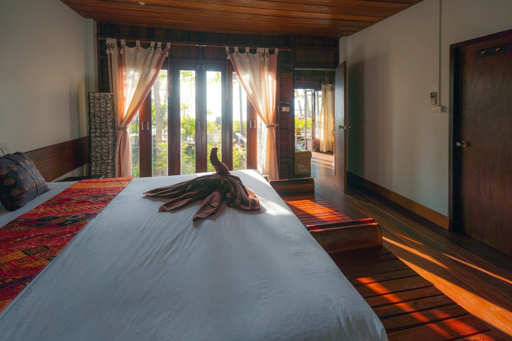 Interior dos bangalôs Villa Batur misturam conforto e estilo Boho.