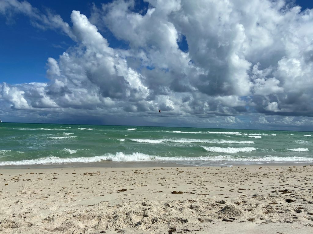 Praia tranquila representa a segurança em Barra Grande.